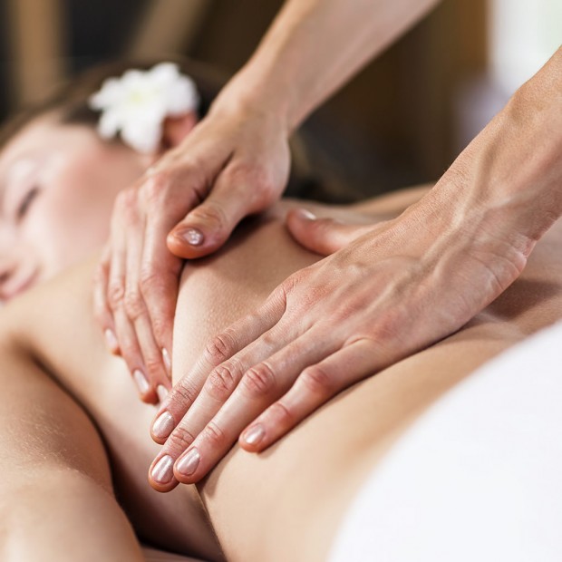 Aromaöl-Massage in unserem Wellnessbereich. 